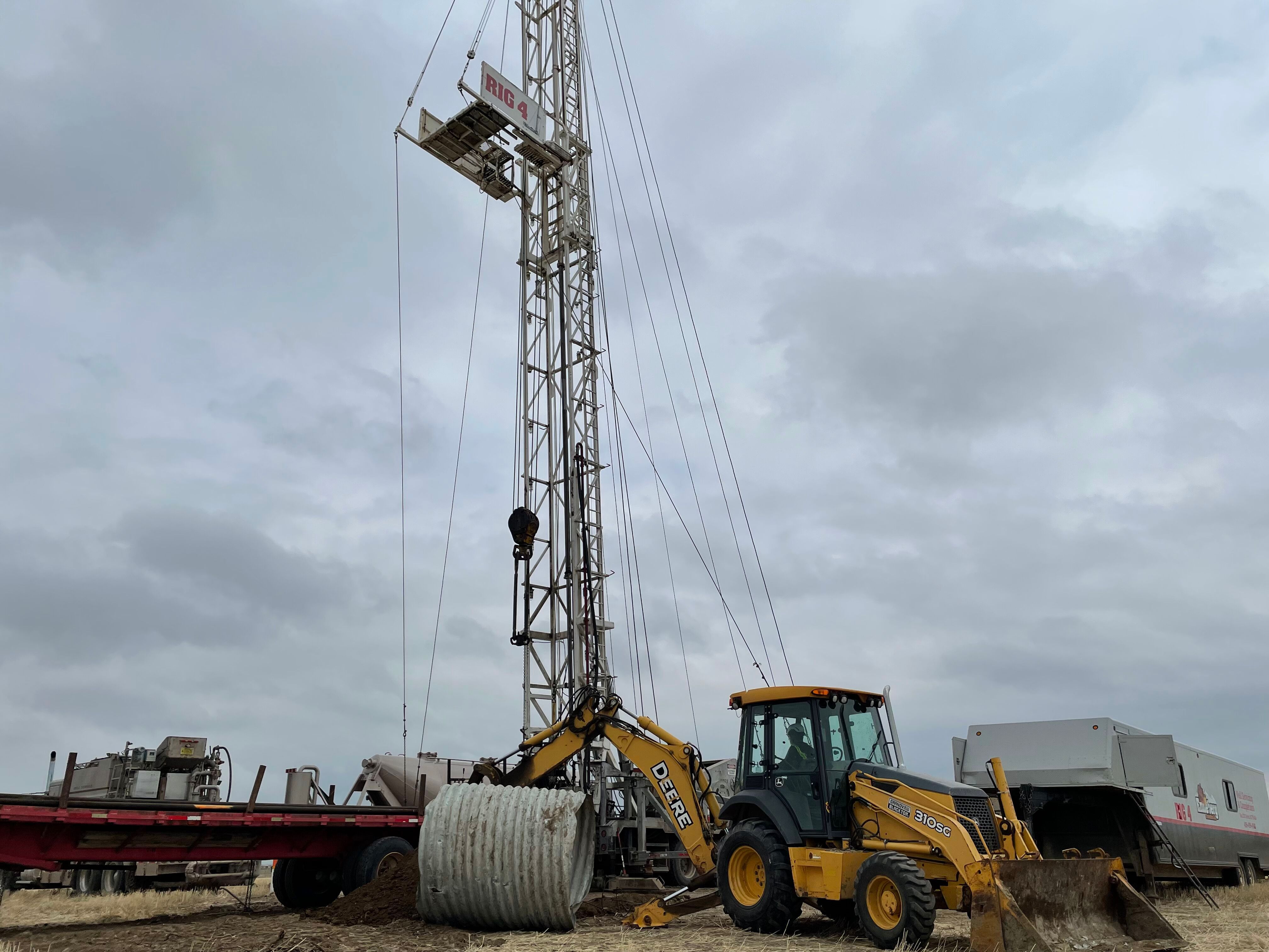 Rig at a well plugging site. CC Lab 2022.