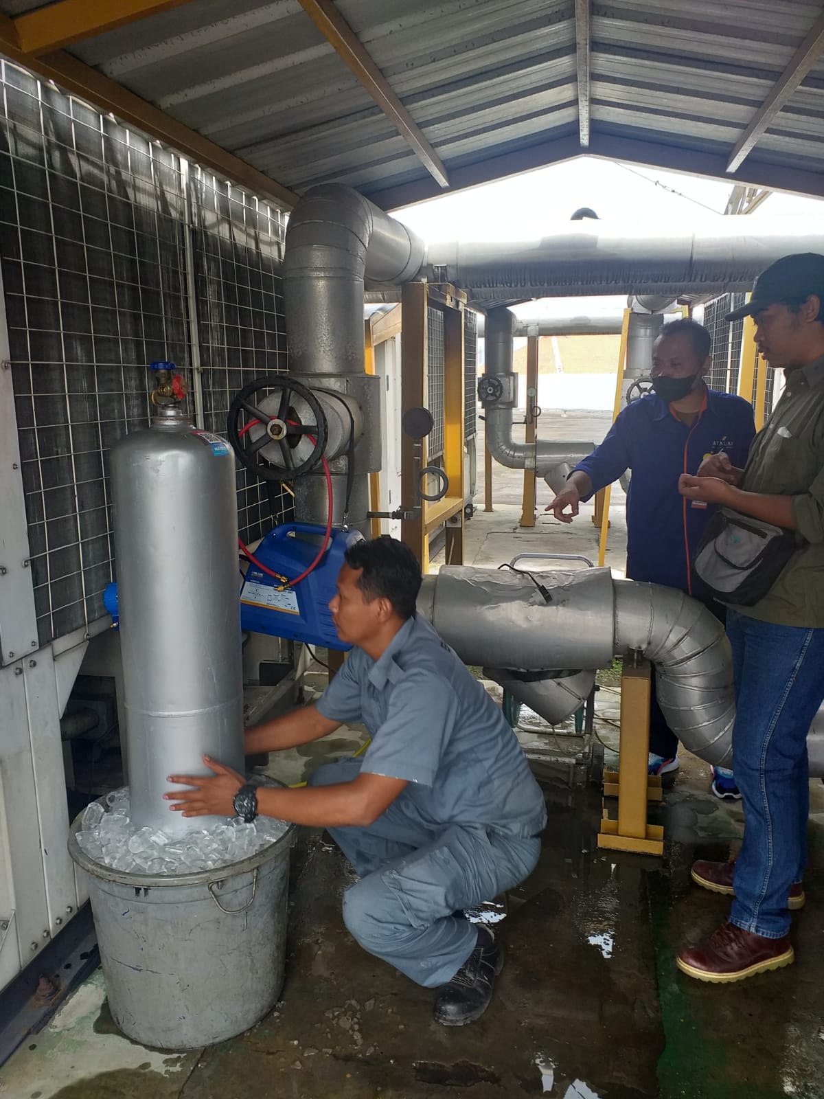 Technicians performing a refrigerant recovery in Indonesia. Credit: Recoolit (recoolit.com).